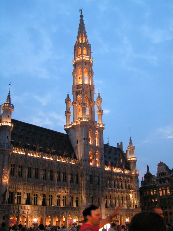 <b>Day 1 - Playing tour guide</b><br />In the foreground Mr. Euro is playing the perfect tour guide. He is showing us Brussels' Great Market. I think the building behind him is the City Hall (but don't quote me on that!).