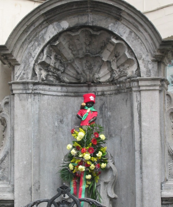 Manneken Pis, this time clothed. Some of us wondered if he was really peeing from his finger. An anatomy lesson from some of the male EBT members was closely avoided.