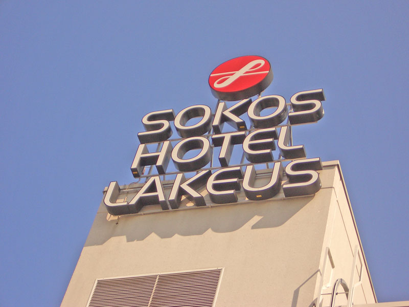 So what's the point, it's the hotel logo up on top of the building... Duh? :D