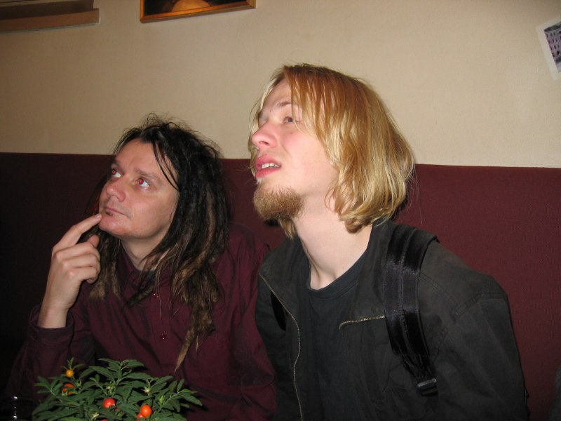 Next bar. tiura and Dakkus wondering what's up there, hanging from the ceiling...