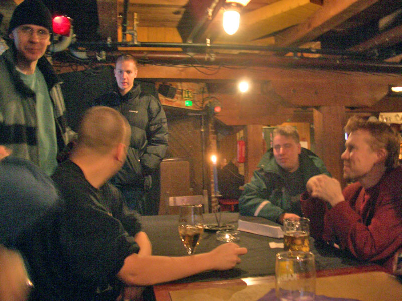 Timo1963 (left) and sik_ are standing, Fundamental, Hemmo and KimmoJ have arrived at the table a bit earlier.