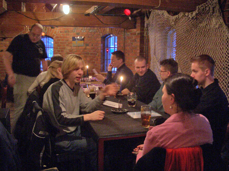 Mako has just stood up, in the front Dakkus is explaining something to Cake and sik_.