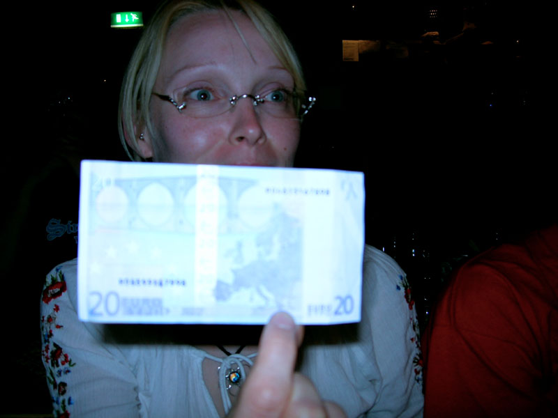 imleH showing a misprinted fiver. In the aplfi's video you can see the moment  this picture was taken