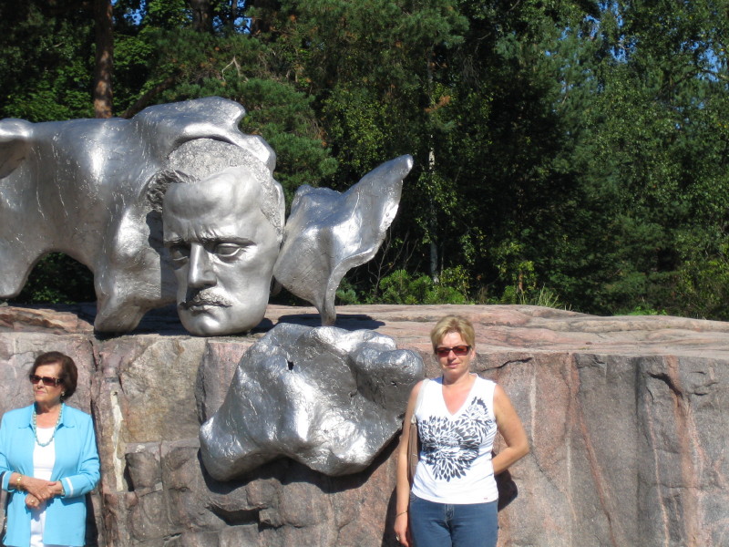 Francine(my wife) next to the Bust of Sibelius (off course, she is the one on the right )