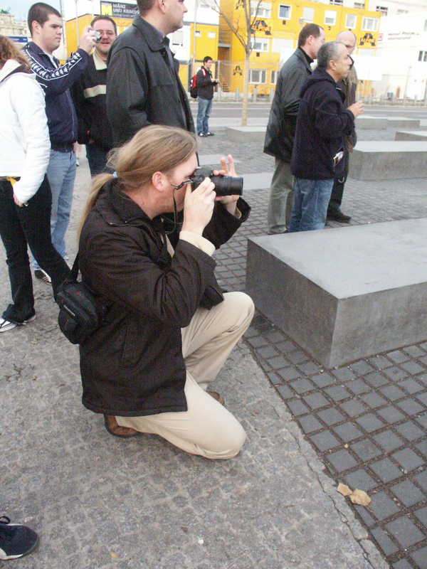Licht & Feuer fotographing the memorial, behind him Tim1986, Grob_E and Helge. And others who are not EBT users yet.