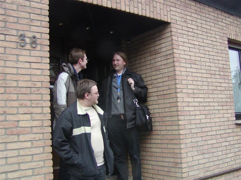 Nivram, Grob-e & Licht&Feuer leaving Helge's house.