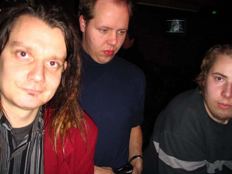 Tiura, JiiPee72 and Prynde trying to order some drinks at the last bar.
