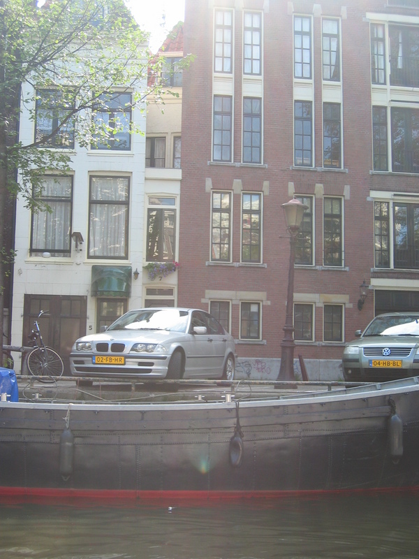 Number 7 is a very narrow house