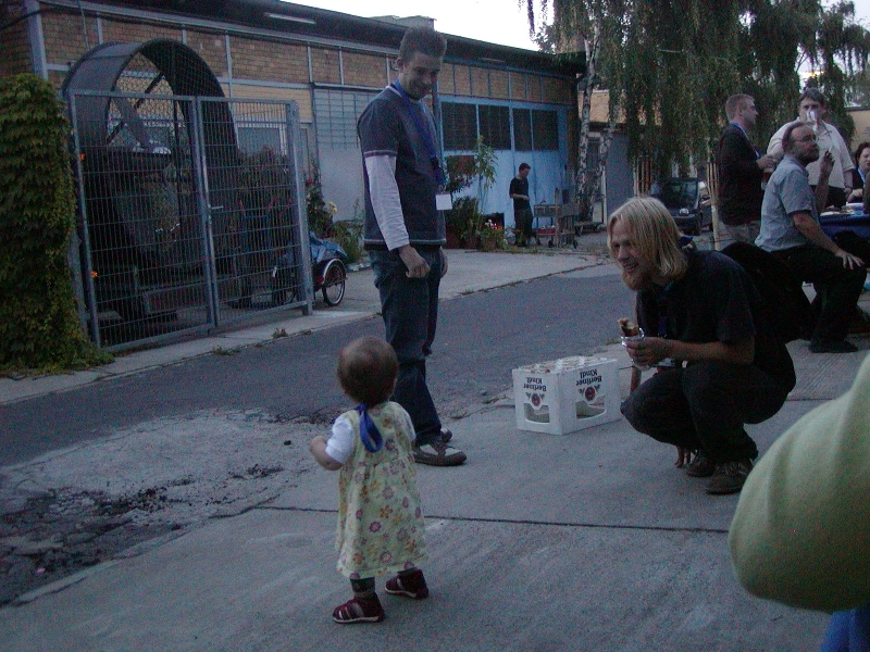 Dakkus talking to the little daughter of Ernie-hh, Speukes is looking at it.
