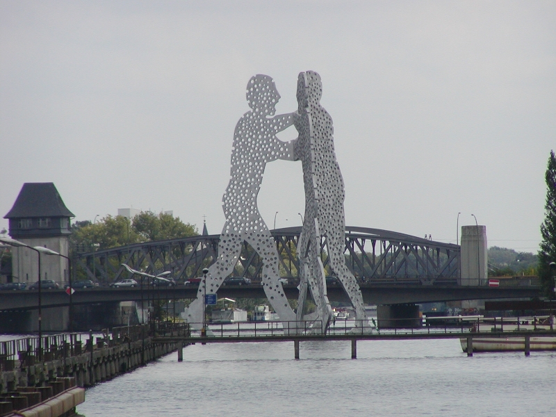 The Molecule Man on the river Spree near the Elsenbr&uuml;cke.