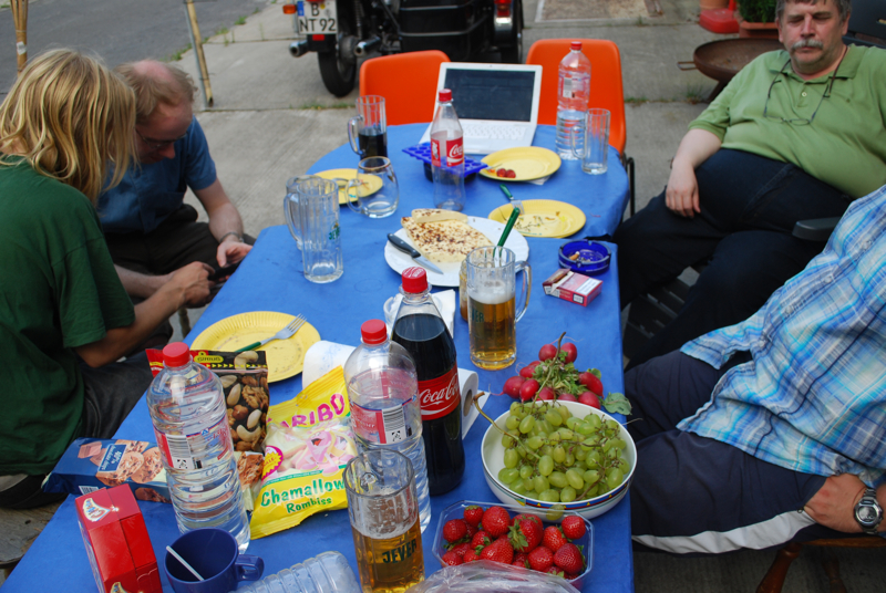 Nach Hause telefonieren und Leipsuml;juusto mit Beeren verkosten