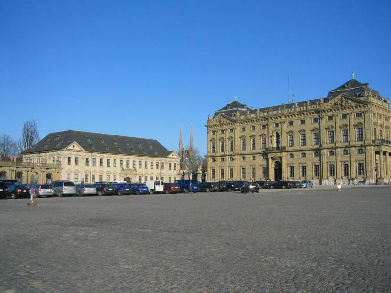 Seitenteil der Residenz mit anderem Geb�ude und dahinter eine Spitzturmkirche