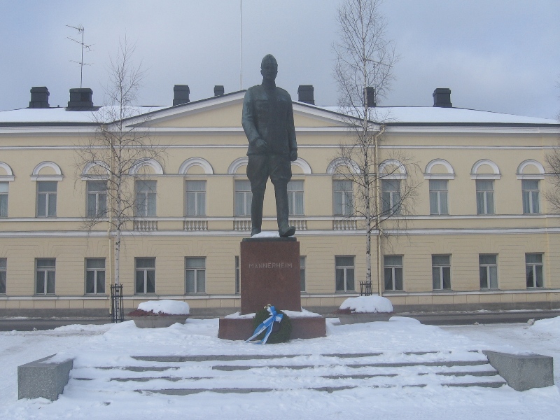 Pitih&auml;n sit&auml; Mannerheimin patsaasta ottaa sit kuva.