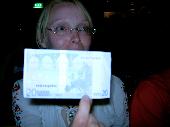 imleH showing a misprinted fiver. In the aplfi's video you can see the moment  this picture was taken