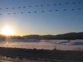 Aamuauringon paistaessa matkalla maantien varteen odottamaan Akikyn kyyti�