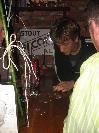 De drankjes betalen / paying for the drinks