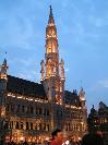 <b>Day 1 - Playing tour guide</b><br />In the foreground Mr. Euro is playing the perfect tour guide. He is showing us Brussels' Great Market. I think the building behind him is the City Hall (but don't quote me on that!).