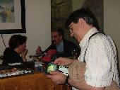  julines explains the purpose of the site to the waitress while Castanhola searches a big bill to exchange for 5's