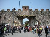 the entrance, through the walls, of Piazza dei Miracoli