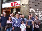 the group in front of Vasco Rossi's Roxy Bar: from left to right: Dynadart - rdv + his lady - Alex77 - Presidente -  Gnugnu - Zempaliov - Sen-chuan + her child David - Ravestorm + friend