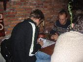 Fons noteert, Ralf denkt 'had ik ze maar' / Fons writing down, Ralf thinking 'I wish I had them'
