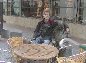 Fons sitting next to de oude kroegbaas.