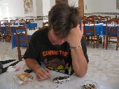 After lunch we tried to solve some puzzles and riddles. Here BogPoet is trying to solve the ''12 sacs of rice'' riddle, found <a href='http://www.eurobilltrackerforum.com/phpBB2/viewtopic.php?t=6208' target='_blank'>here</a>. It's not easy!
