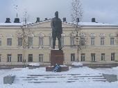 Pitih&auml;n sit&auml; Mannerheimin patsaasta ottaa sit kuva.
