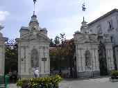 HBoZ posing in front of the main gate to the Uniwersytet Warszawski.