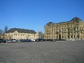 Seitenteil der Residenz mit anderem Geb�ude und dahinter eine Spitzturmkirche