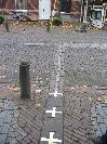 de grens is in de bestrating te volgen / The border can be followed through the pavement