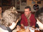 Ralf, Femke, Mr Euro, Giberski en erzin proeven de vier soorten bier / Ralf, Femke, Mr Euro, Giberski and erzin are tasting the four types of beer