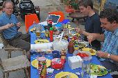 dann geht das Essen richtig los (hadibe & helloggs)